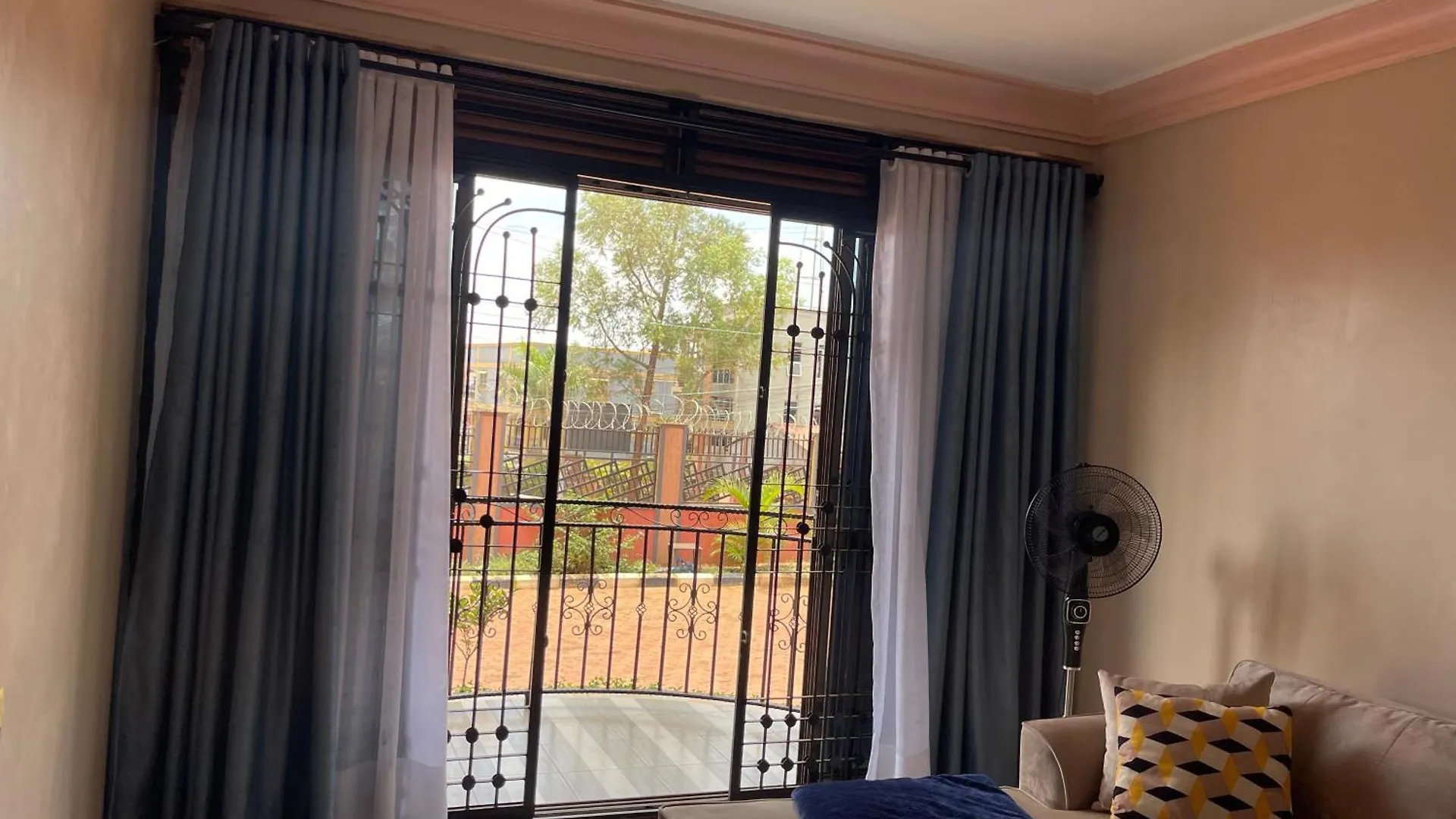Cosy Roadside Apartment With Fiber Internet Καμπάλα Ουγκάντα